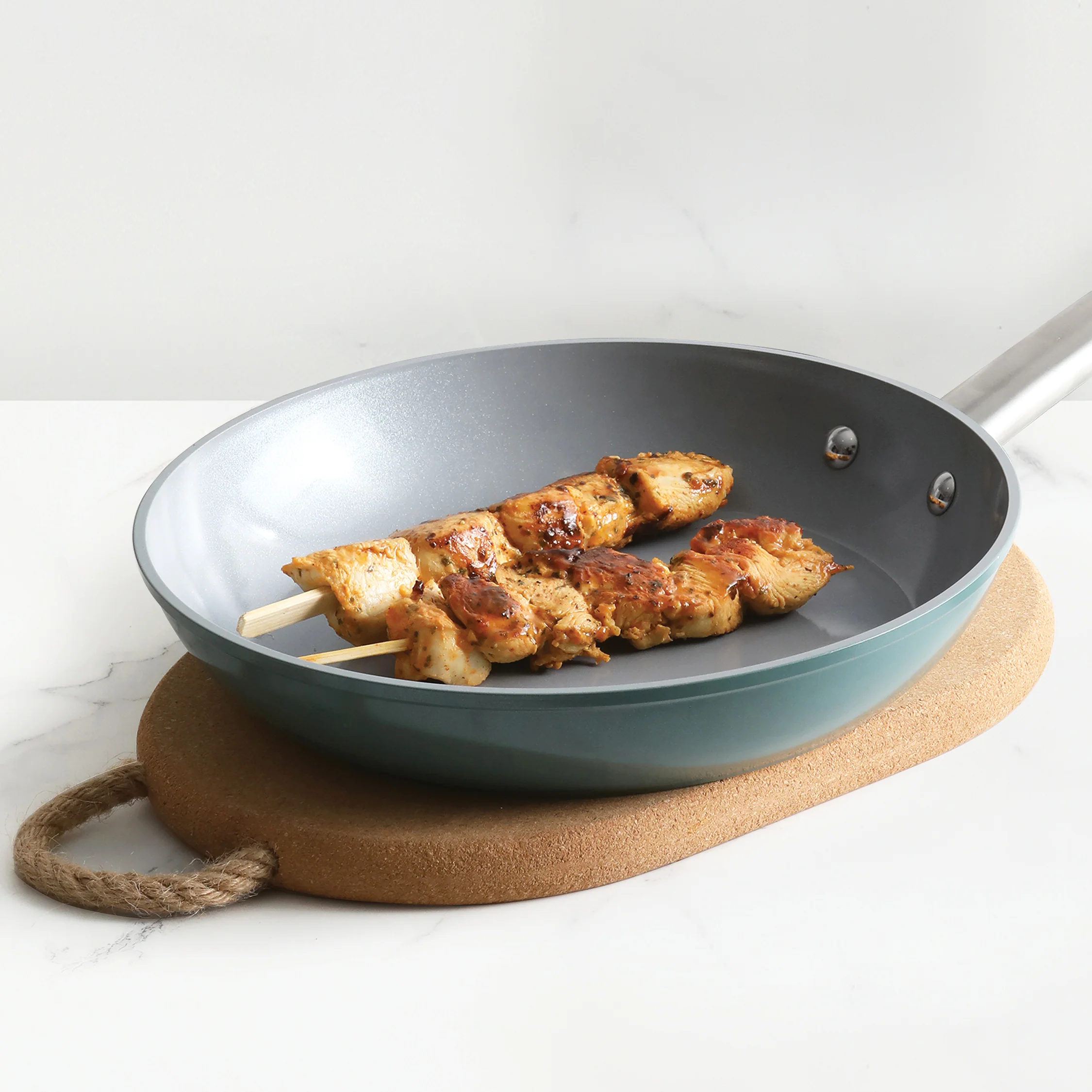 Deluxe Cork Trivet with Rope Handle Oval 30 x 20 x 2cm - Image 3